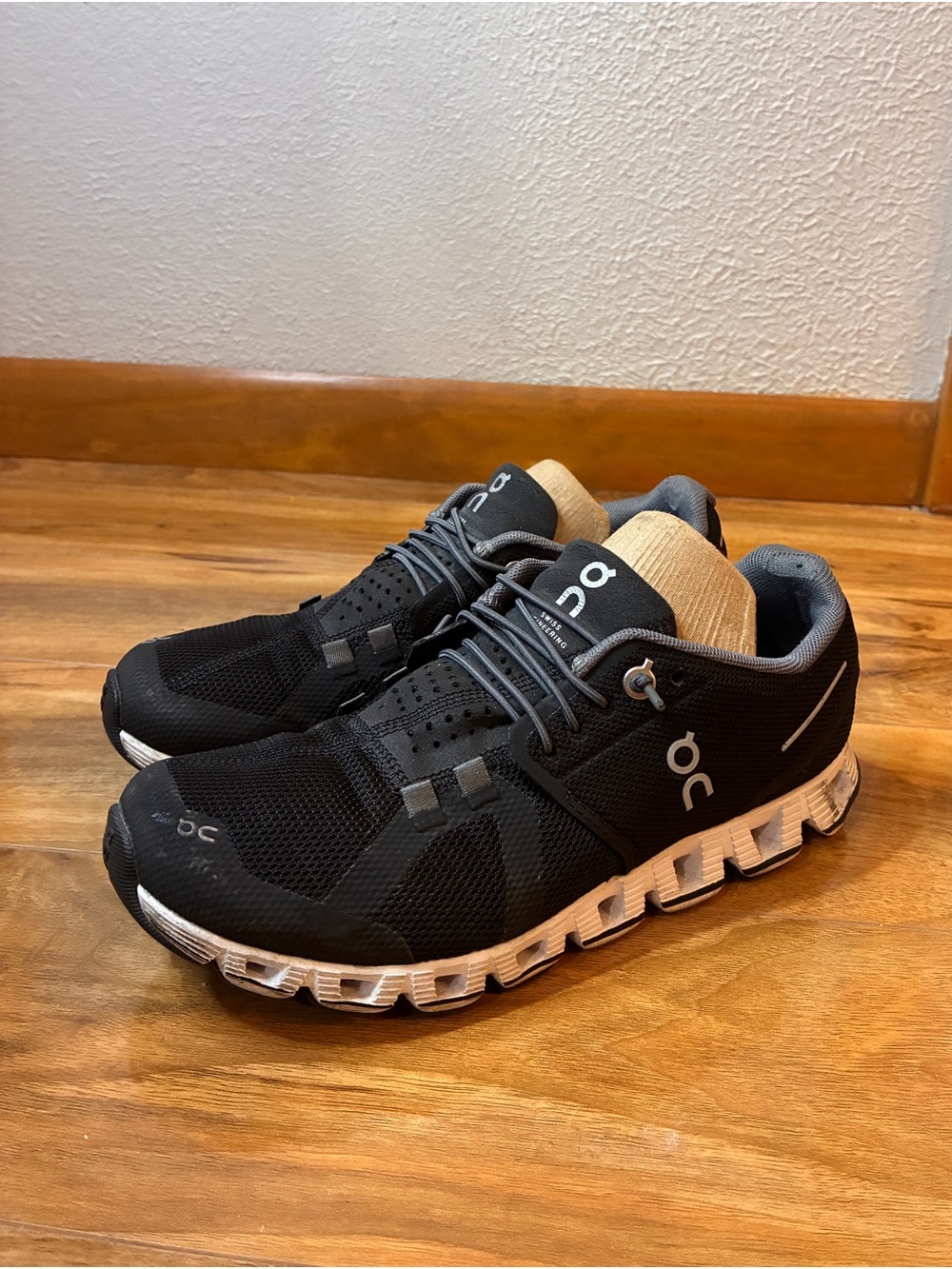 On Cloud 5 Women’s Athletic Running Sneaker Shoes, black- size 6.5